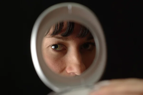 Kvinnliga ansikte reflekteras i spegeln — Stockfoto