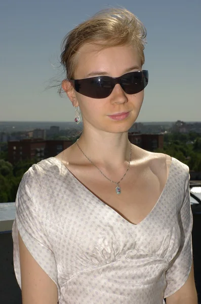 Güneş gözlüklü kız — Stok fotoğraf