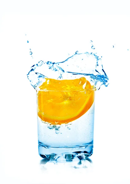 Caduta arancione in acqua — Foto Stock