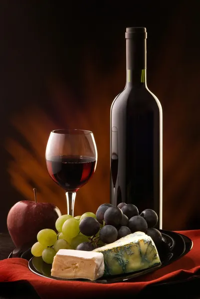 Natureza morta com queijo, uva e vinho — Fotografia de Stock