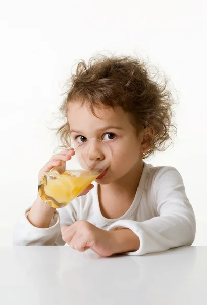 Narancslevet ivó kislány — Stock Fotó