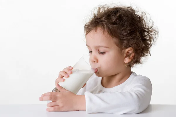 Fogyasztói tej, kislány — Stock Fotó