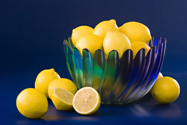 蓝绿色碗里的柠檬 — 图库照片