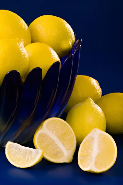 Citrony v modré misce na modrém pozadí — 图库照片