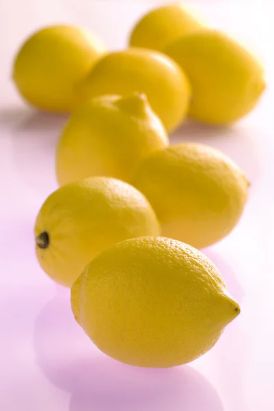 背景を反映するバイオレット上のレモン — ストック写真