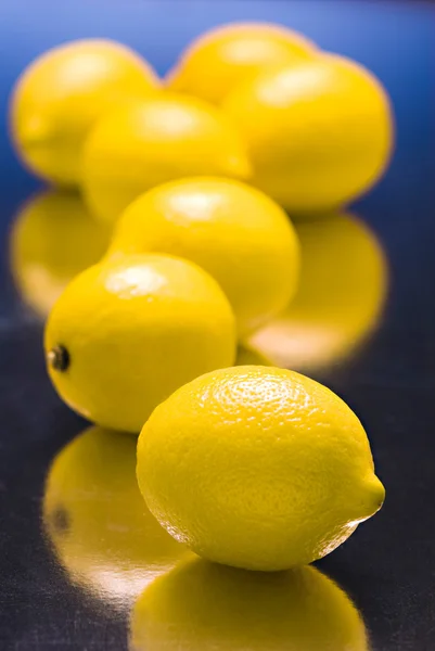 柠檬在蓝色反光背景 — 图库照片