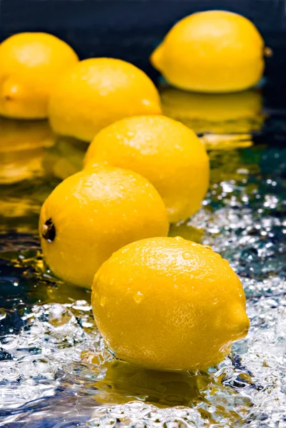 水の薄層上のレモン — ストック写真
