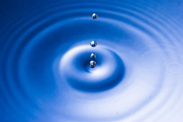 Blått vatten droplet — Stockfoto