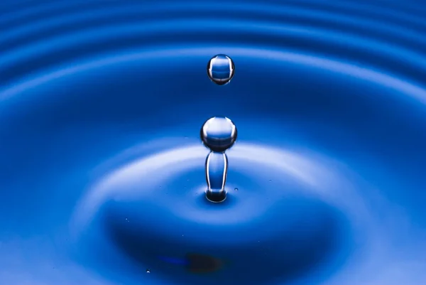 Blått vatten droplet — Stockfoto