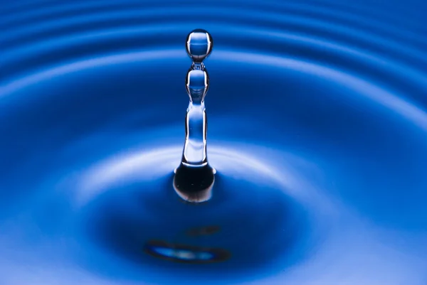 青い水液滴 — ストック写真