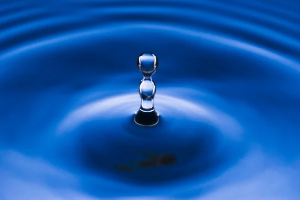 Blaues Wassertröpfchen — Stockfoto