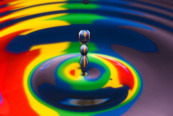 Mångfärgade vatten droplet — Stockfoto