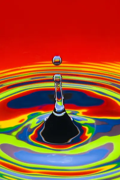 Mångfärgade vatten droplet — Stockfoto