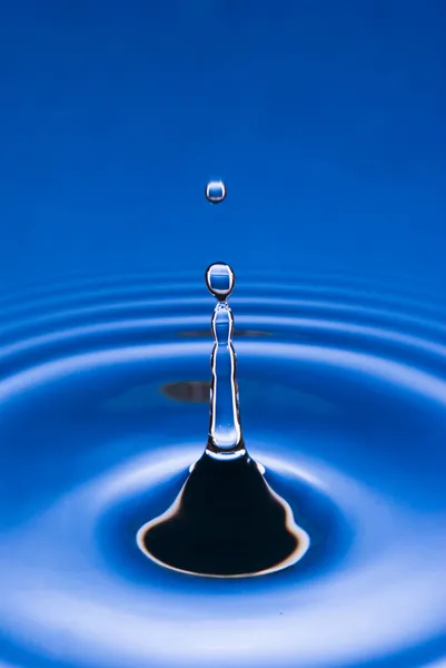 Blaues Wassertröpfchen — Stockfoto