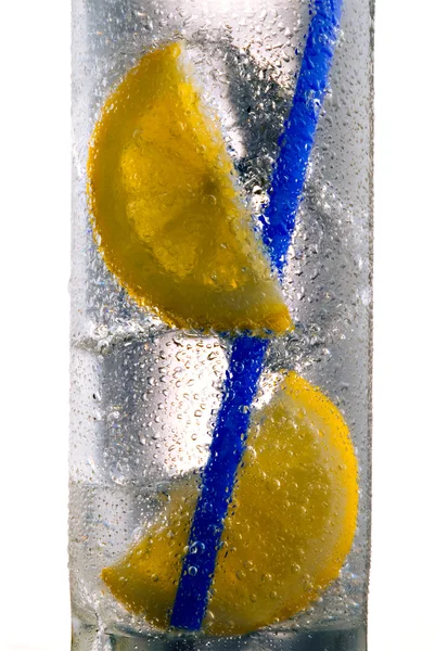 Bere con cubetti di ghiaccio, limone e paglia — Foto Stock