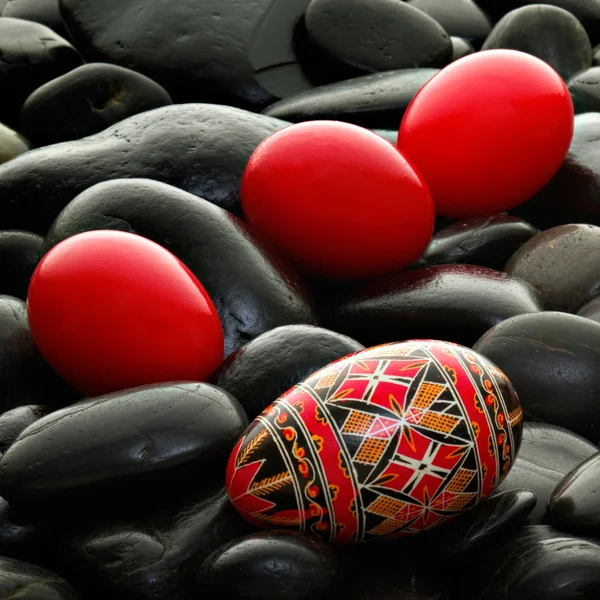 Romeno artesanal decorado ovo de páscoa — Fotografia de Stock