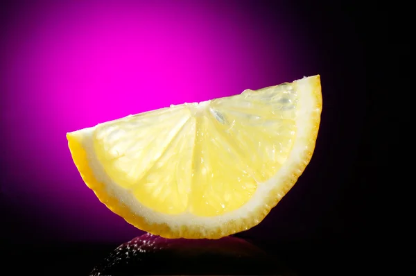 Zitronenscheibe auf Glas — Stockfoto