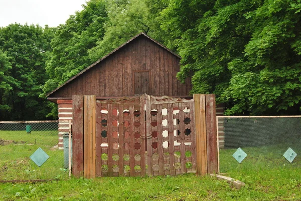 Dřevěná chata v lese — Stock fotografie