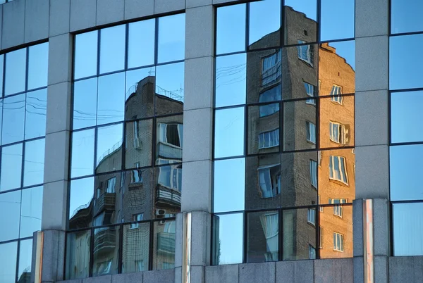 Reflet maison classique de Moscou en verre du bâtiment moderne quotidien — Photo