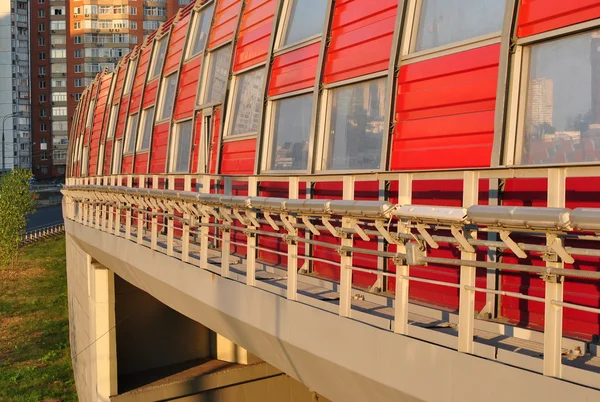 Moderne rote Brücke — Stockfoto