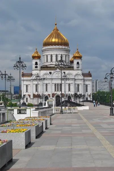 Catedral de Cristo Salvador Ortodoxa em Moscou, a ponte de granito e elenco — Fotografia de Stock