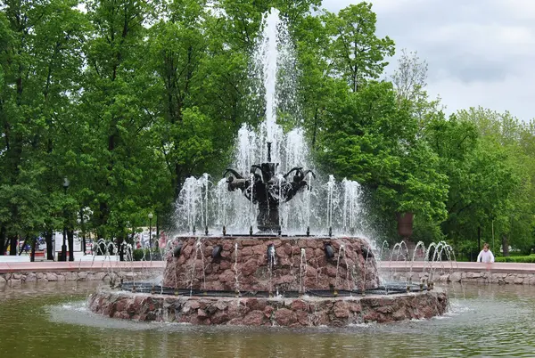 De oude fontein gemaakt van graniet en ijzer in het centrale plein van OSC — Stockfoto