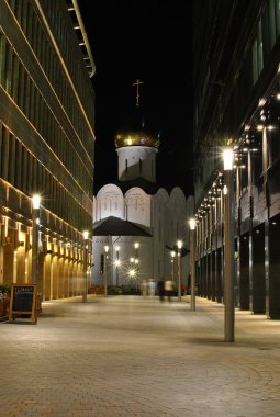 Modern ofis binaları ve eski bir Ortodoks Kilisesi, Moskova geceleri.