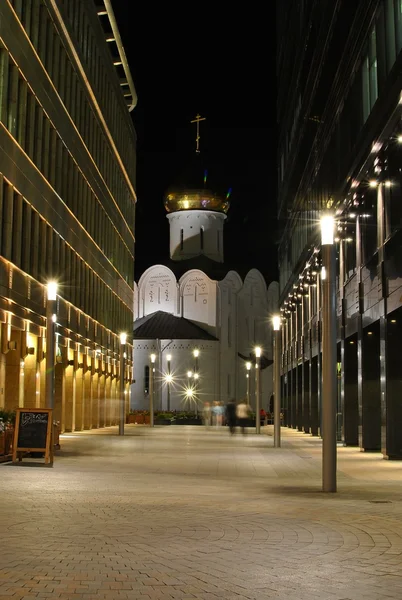 Moderní kancelářské budovy a stará pravoslavná církev v Moskvě v noci. — Stock fotografie