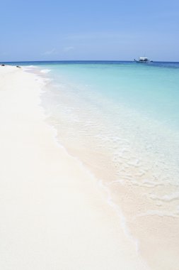 Beyaz plaj mavi deniz tropik ada arka plan