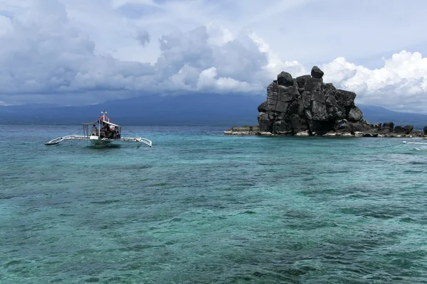 Apo island dive boat Philippines — Stock Photo, Image