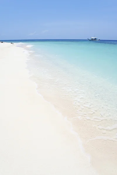 Beyaz plaj mavi deniz tropik ada arka plan — Stok fotoğraf