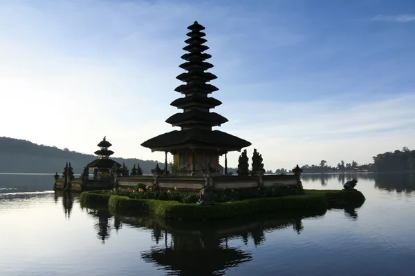 Jezioro Balijski świątyni Pura Ulun Danu bedugal — Zdjęcie stockowe