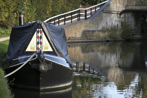 Narrow boat on grand union canal — Stock Photo, Image