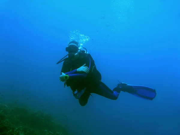 Blå dykare scuba dykning i sipadan island sabah — Stockfoto