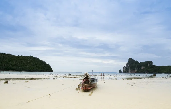 Koh phi phi beach longtail — Stok fotoğraf