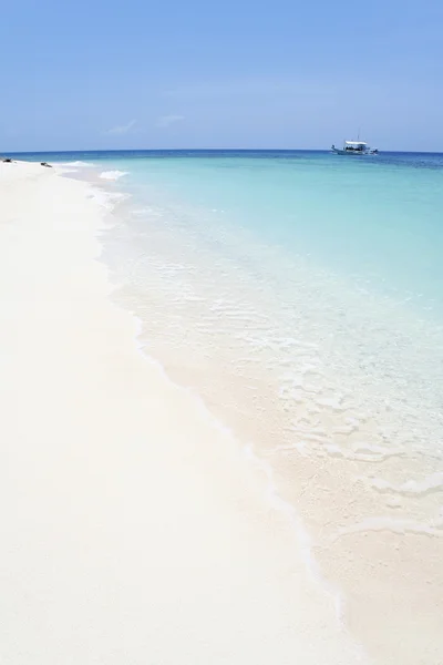 Белый пляж, голубое море — стоковое фото