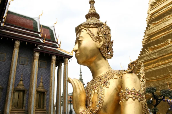 Золоті kinnari Бангкок grand palace — стокове фото