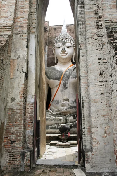 Большой буддха статуя Сукхотай храм Таиланд — стоковое фото
