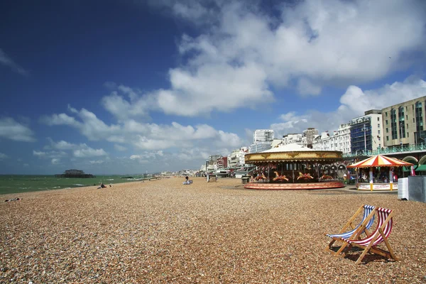Brighton παραλία ξαπλώστρα το καλοκαίρι μέρα Ηνωμένο Βασίλειο — Φωτογραφία Αρχείου
