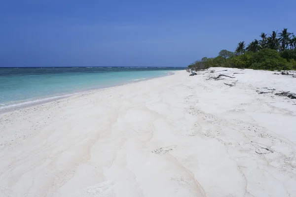 Pouštní ostrov pozadí bílé písčité pláže — Stock fotografie