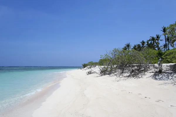 Praia de areia branca ilha tropical — Fotografia de Stock