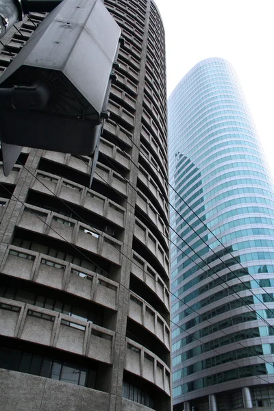 Vidrio y acero edificio de oficinas makati manila las filipinas — Foto de Stock