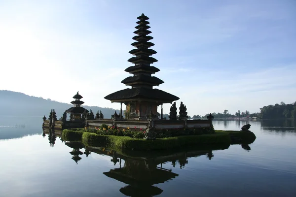 Lake Tapınağıbuddha decapitada — Stok fotoğraf