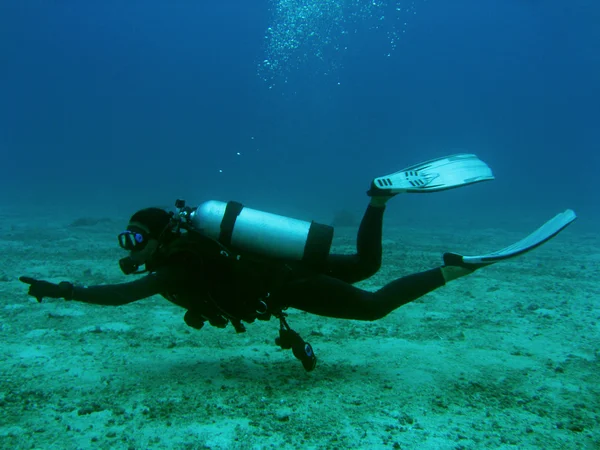Dive master underwater female scuba diver boracay island philippines — Stock Photo, Image