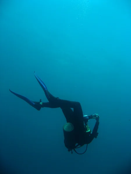 Potápěč sestupně — Stock fotografie
