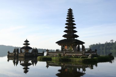 Lake Tapınağıbuddha decapitada