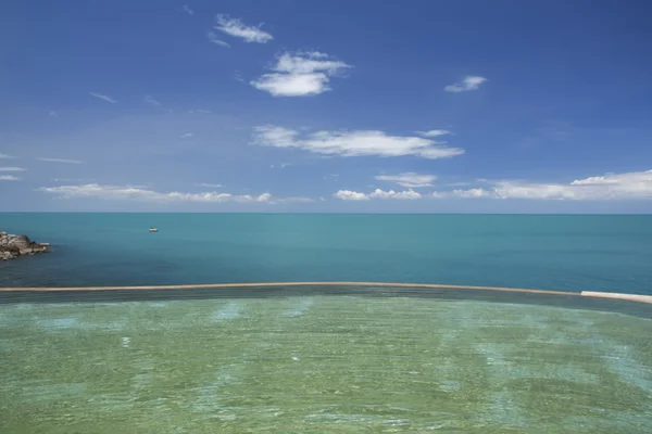 Tropical resort infinity pool — Stock Photo, Image