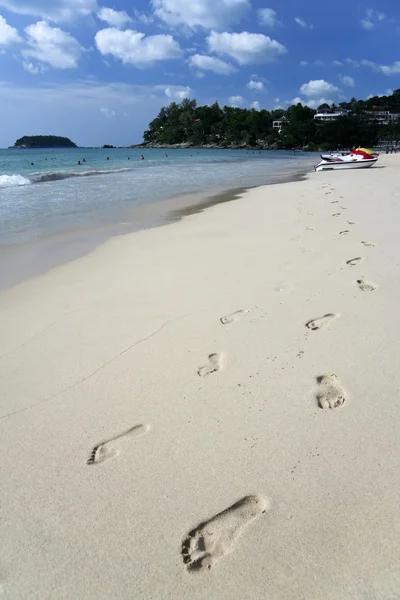 Fußabdrücke und Jetski Kata Strand Phuket Thailand — Stockfoto