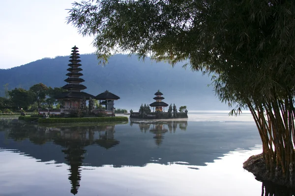Jezioro świątyni — Zdjęcie stockowe