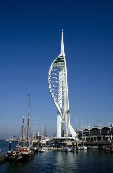 Millenium o spinnaker contra el cielo azul torre portsmouth Reino Unido — Foto de Stock